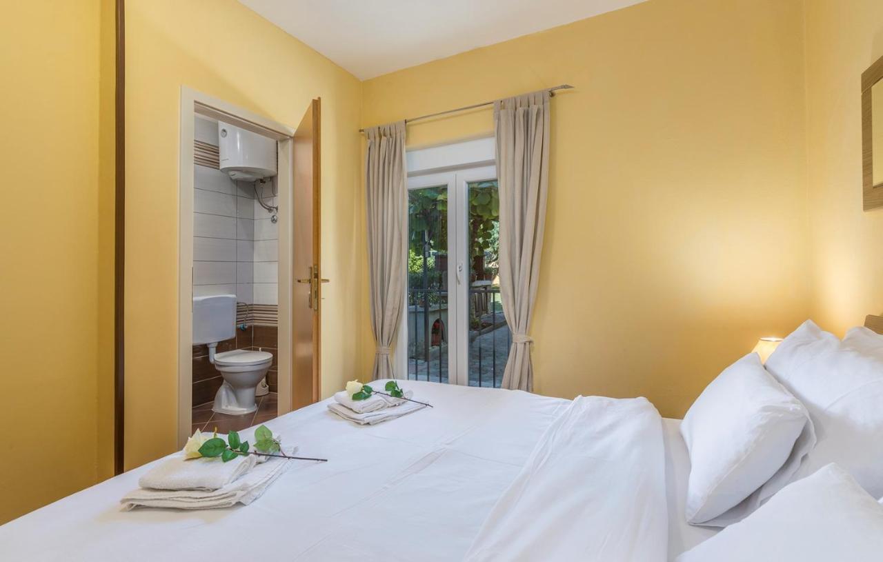 Apartments Loredana Porec Exterior photo